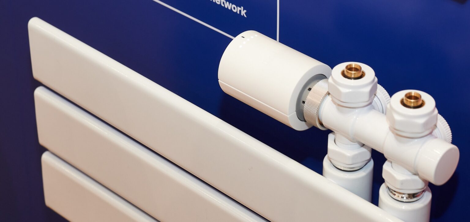 Neues Thermostat an einem Handtuchwärmer installiert.