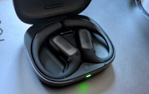 Shokz Open Fit 2 Pro in Ladeschale