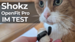 Open Ear am Pfötchen eines orange-getigerten Katers mit Schrift "Shokz OpenFit Pro im Test"
