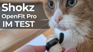 Open Ear am Pfötchen eines orange-getigerten Katers mit Schrift "Shokz OpenFit Pro im Test"
