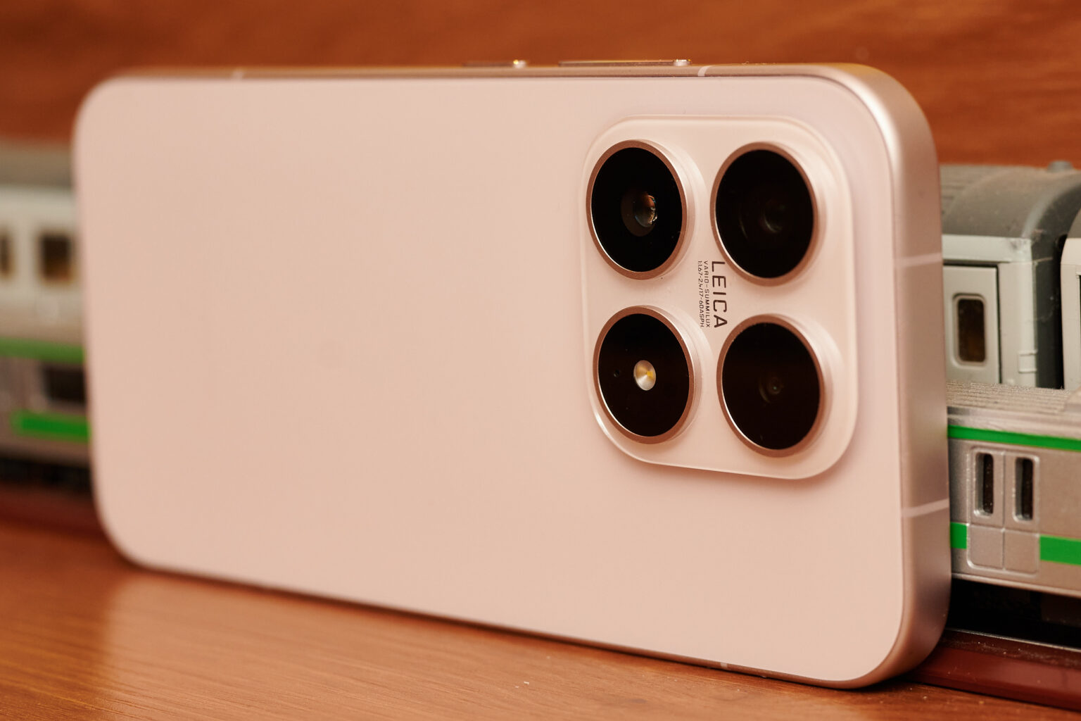Smartphone steht auf der Seite quer mit dem Linsensystem im Fokus.