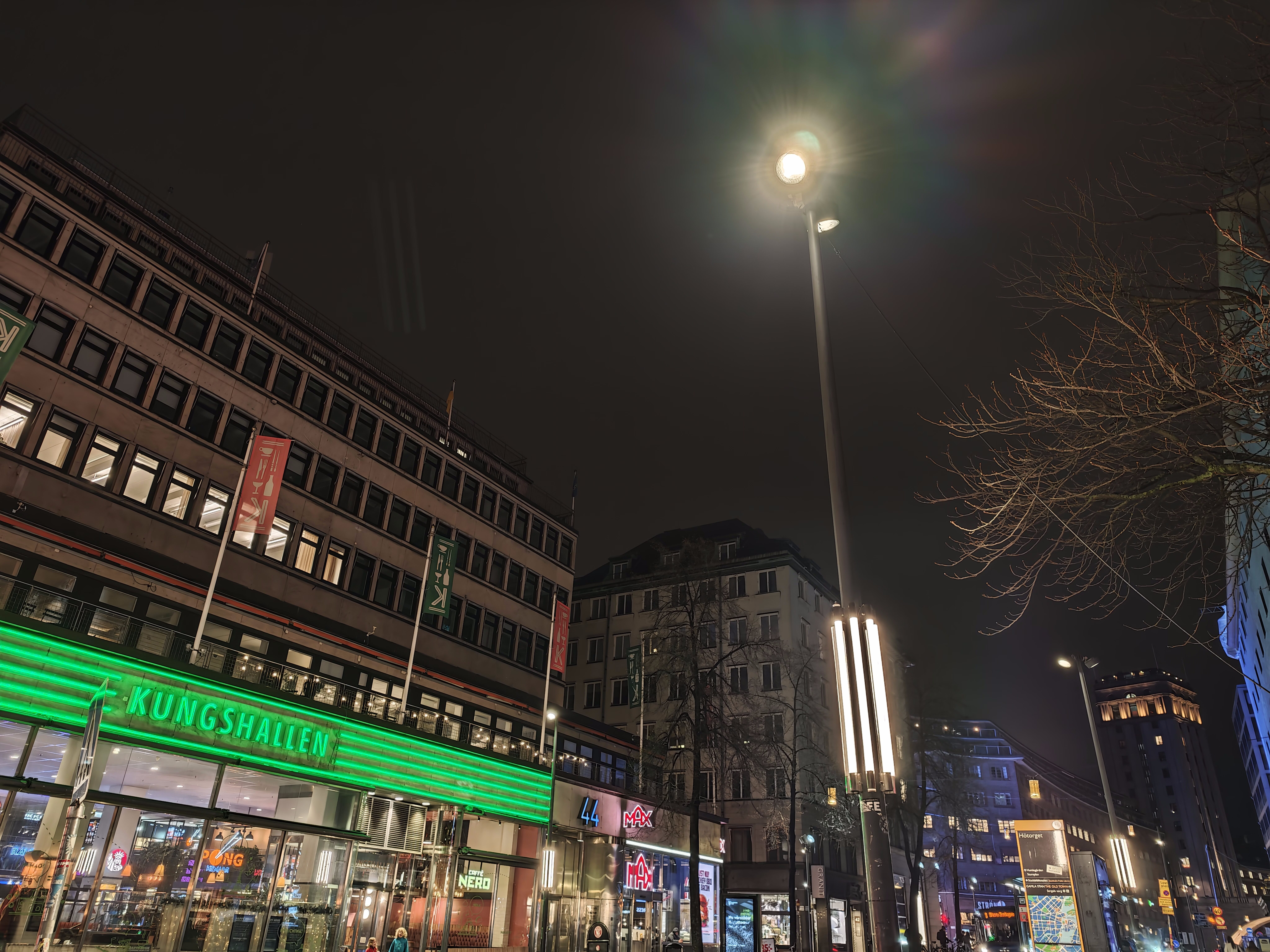 Starke Spitzenlichter für Tests in Form von Straßenlaternen.