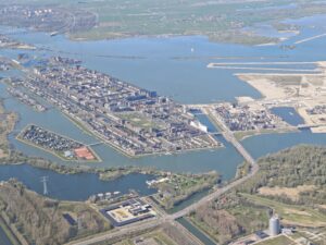 Neubaugebiet umgeben von Wasser.