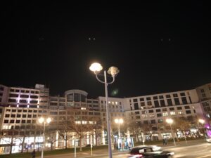 Starke Spitzenlichter für Tests in Form von Straßenlaternen.