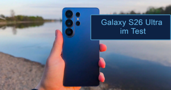 Hand hält Smartphone, sichtbar ist Rückseite des Samsung Galaxy S26 Ultra mit See im Hintergrund und Text "Galaxy S26 Ultra im Test"