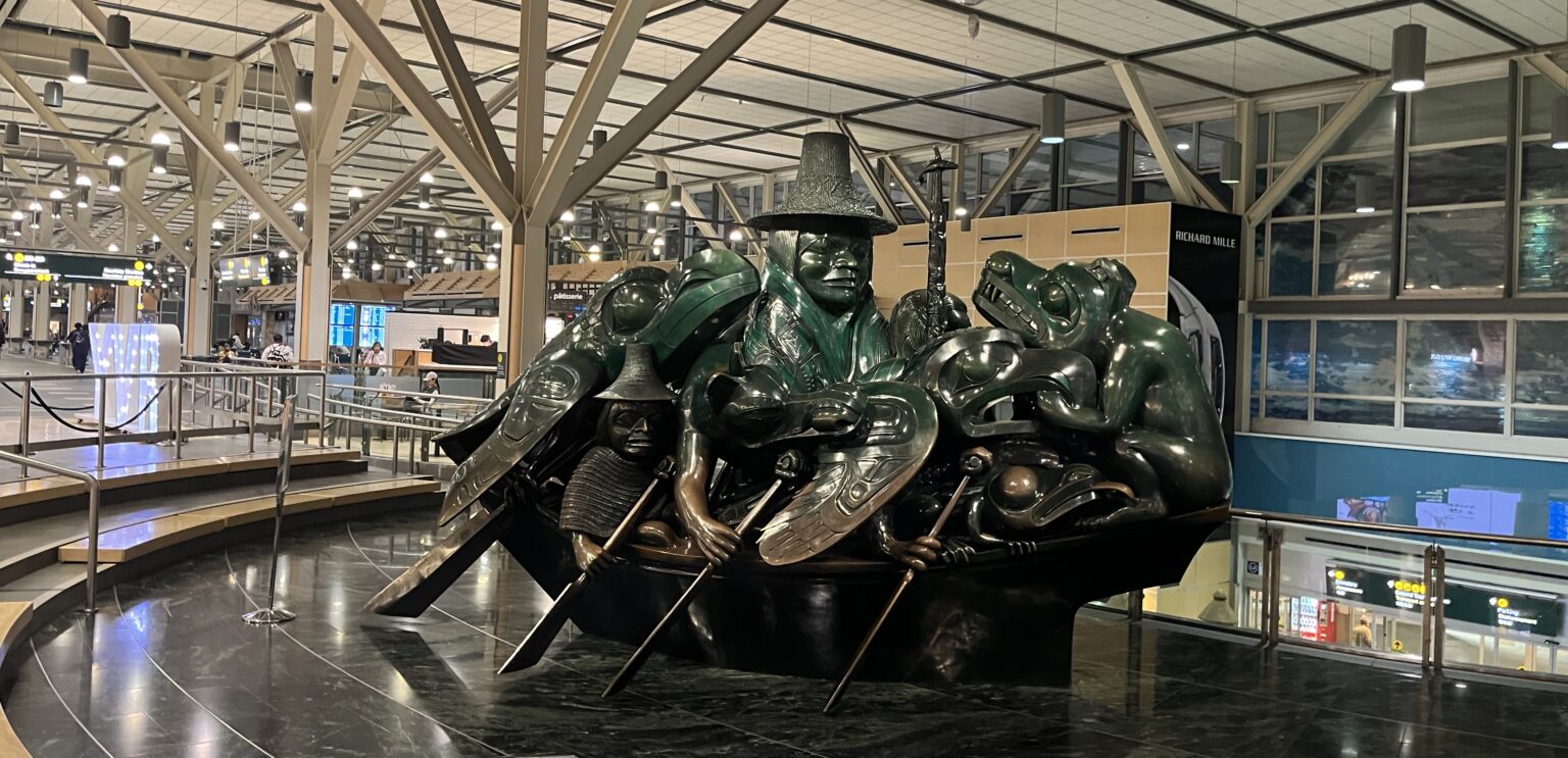 Kunstwerk mit indigenem Hintergrund auf dem Flughafen Vancouver.