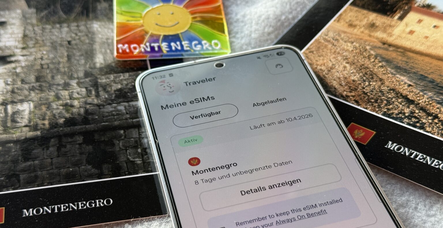 Smartphone mit aktiver Flatrate in der App vor Souvenirs.