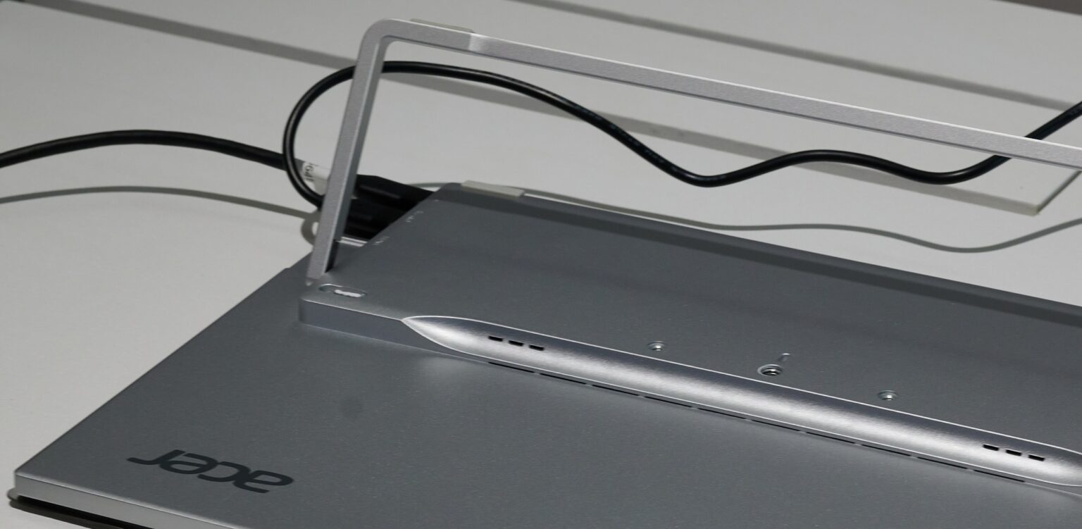 Zusammengeklapptes Set auf der Tastatur mit sichtbarem Standfuß aufgeklappt.