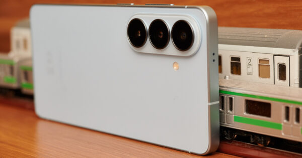 Galaxy S26 steht quer vor Modeleisenbahnzügen
