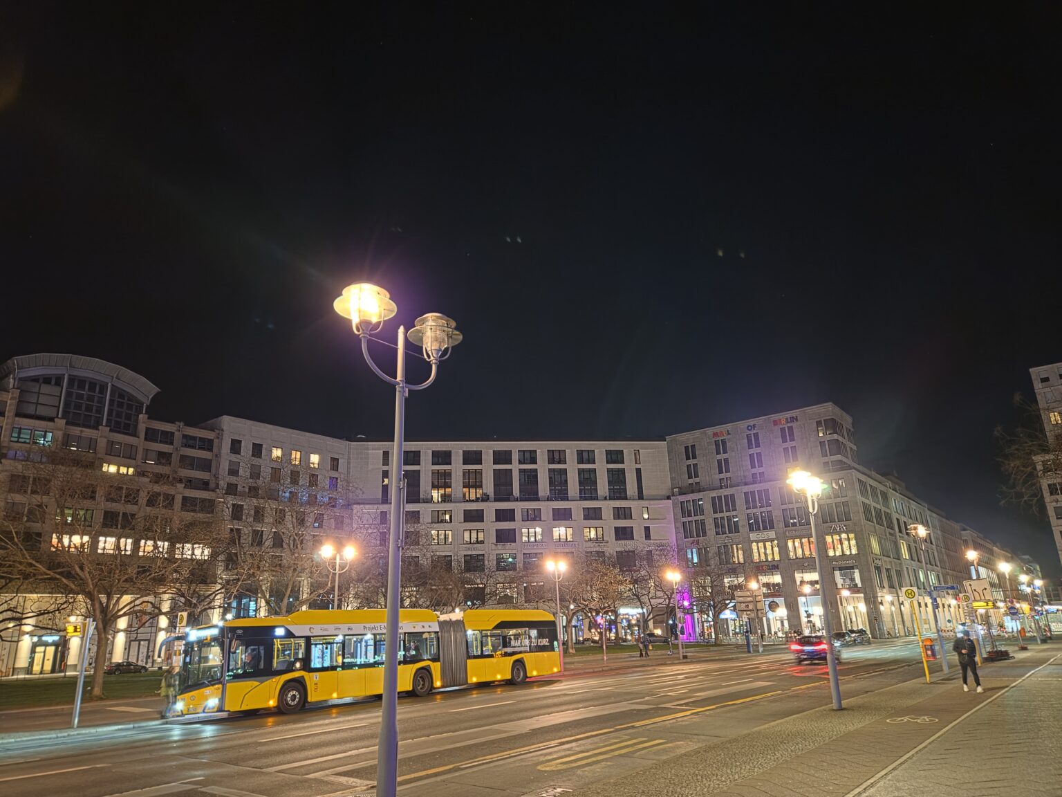 Blick auf den Leipziger Platz bei Nacht.