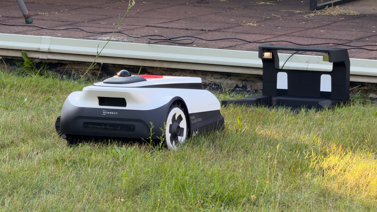ECOVACS GOAT A1600 LiDAR PRO – Andockmanöver