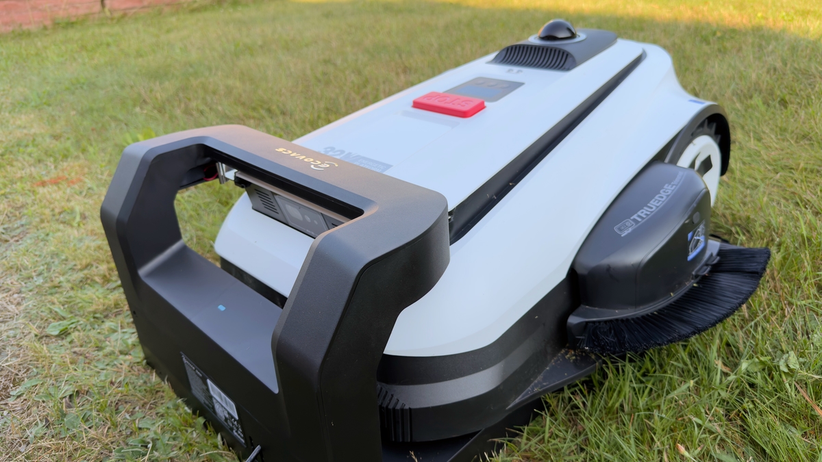ECOVACS GOAT A1600 LiDAR PRO – im Dock