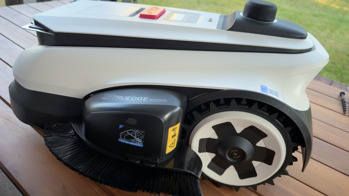 ECOVACS GOAT A1600 LiDAR PRO – Trimmer montiert