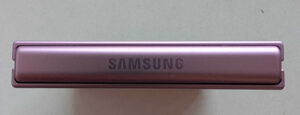 Galaxy Z Flip 8: Scharnier in Nahaufnahme mit Aufschrift "Samsung"