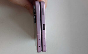 Samsung Galaxy Z Flip 8 zusammengeklappt in seitlicher Ansicht