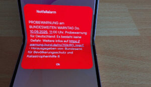 Warntag-Probealarm-Meldung auf dem Samsung Galaxy Z Flip 8