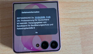 Probealarm Entwarnung auf dem Display des Samsung Galaxy Z Flip 8