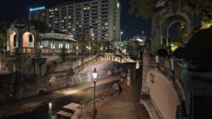 vivo X300 Pro Testfoto – Wienflussportal bei Nacht