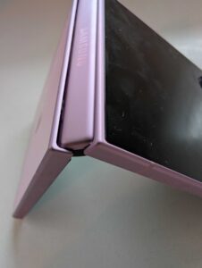 Z Flip 8 Test: das Scharnier kann anfällig für Staub und Flusen sein