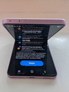 Z Flip 8 Display funktioniert auch noch halb zugeklappt ...
