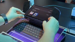 Project Dualplay Mini Tastatur wird sichtbar und Bildschirm umgedreht