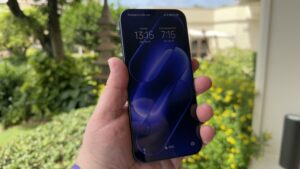 Xiaomi 18 Pro in der Hand mit Displayansicht