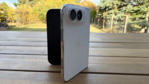 Unboxing: Apple iPhone Duo im Test – stehend