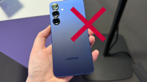 Redakteur hält Galaxy S25 in Blau in der Hand, dazu rotes Kreuz - kein Speicherupgrade für den Nachfolger?